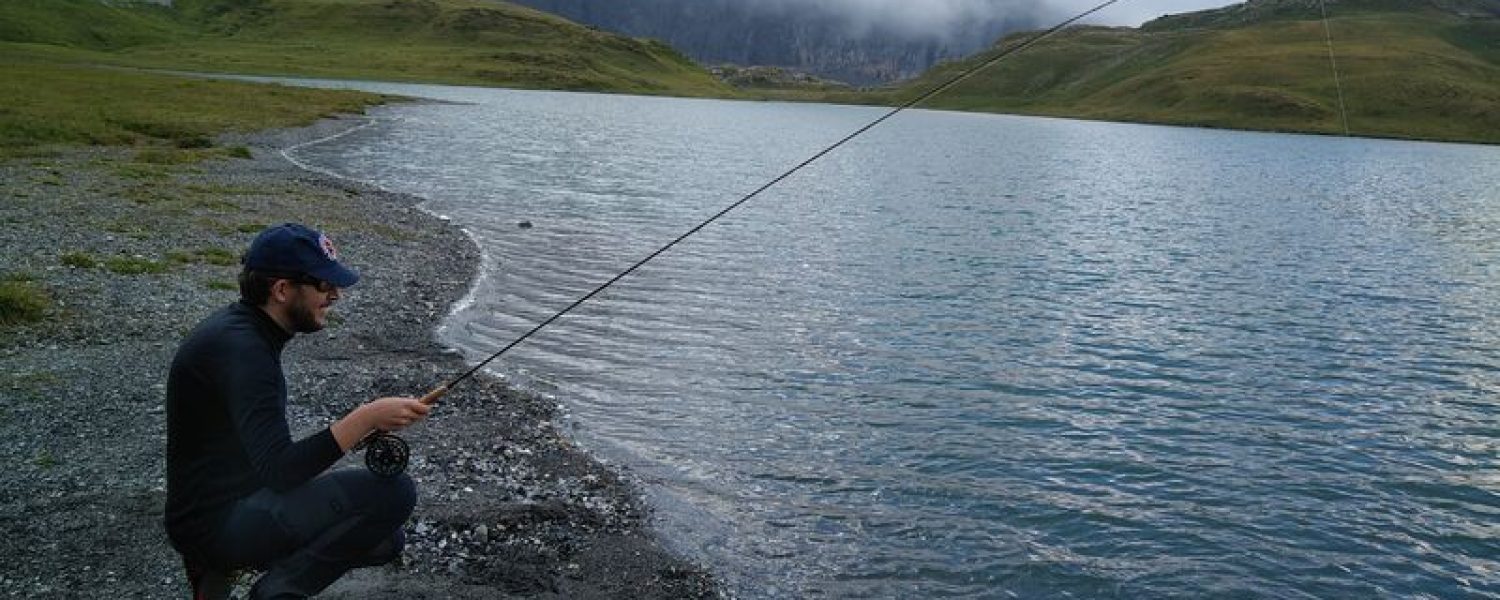 Guidage de pêche en lac de montagne
