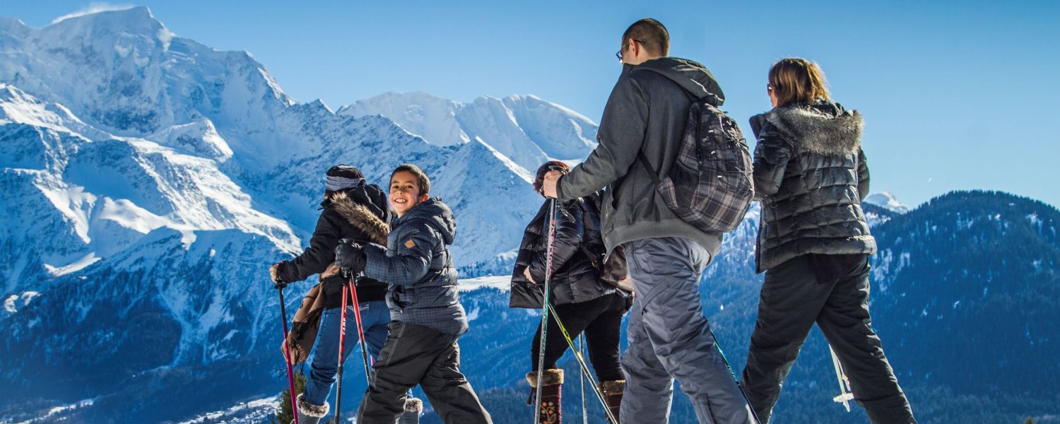 Raquettes en famille vue Mont Blanc