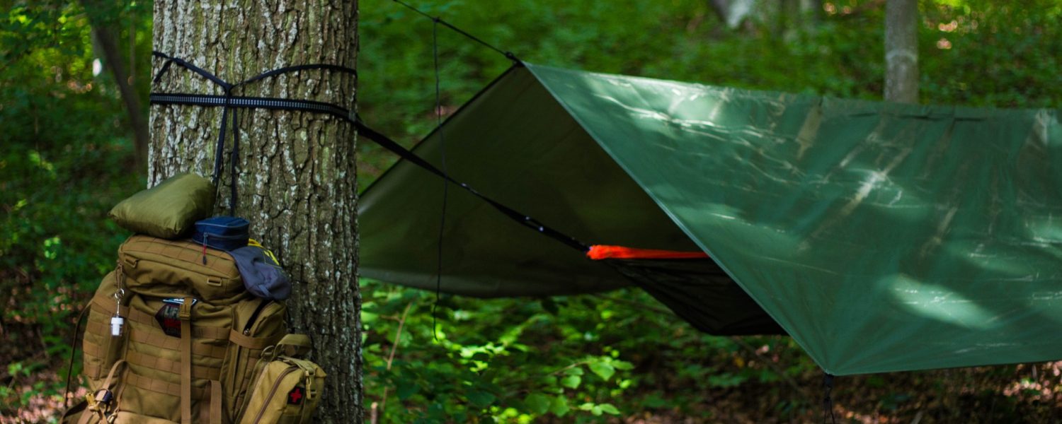 Un bivouac suspendu avec les moyens du bord….